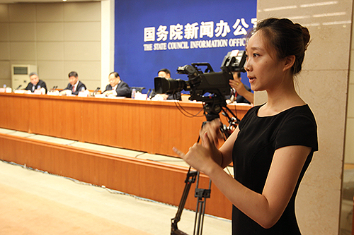 图为新闻发布会现场手语翻译
