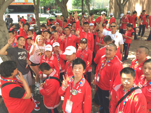 图为运动员参加融合交流活动