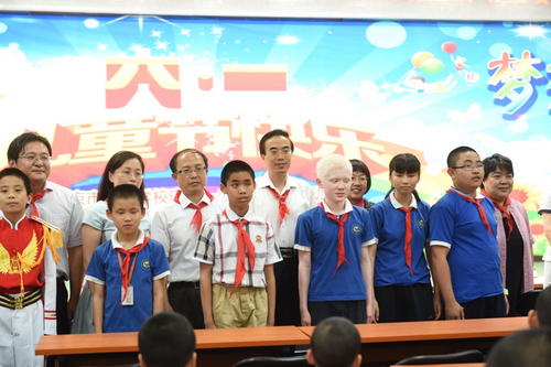 图为程凯一行与北京盲校学生共庆六一