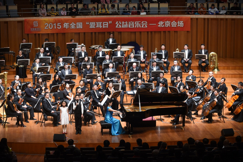 图为音乐会上听障儿童表演诗朗诵