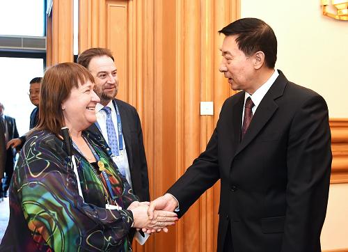图为王勇回见国际残疾人组织代表