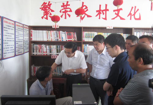 图为调研组一行调研农村贫困残疾人担任农家书屋管理员工作