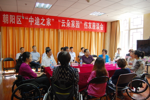 图为座谈会现场