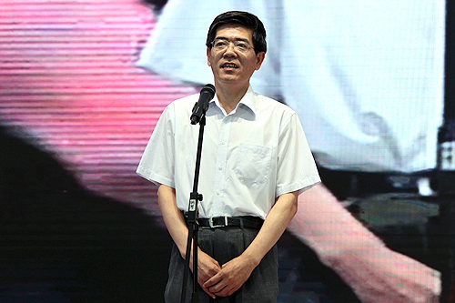 图为中国残联理事长、中国残奥委员会执行主席鲁勇宣布比赛开幕