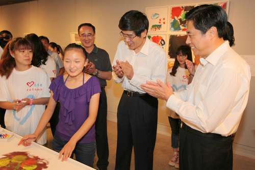 图为鲁勇一行参观作品展