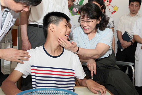 图为看望正在接受康复治疗的患者