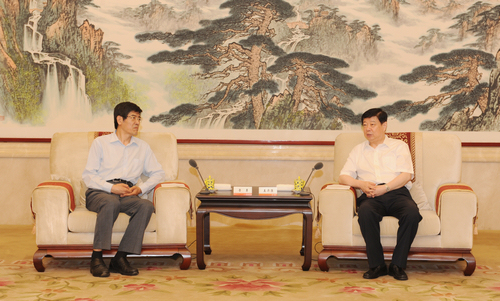 图为山东省委书记姜异康会见鲁勇一行