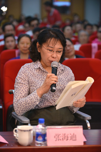 图为中国残联主席张海迪为盲人读者现场朗诵