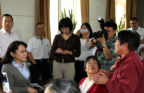 图为中国残联主席张海迪与参加“康复之友家属联谊会”活动的患者及家属进行亲切交谈