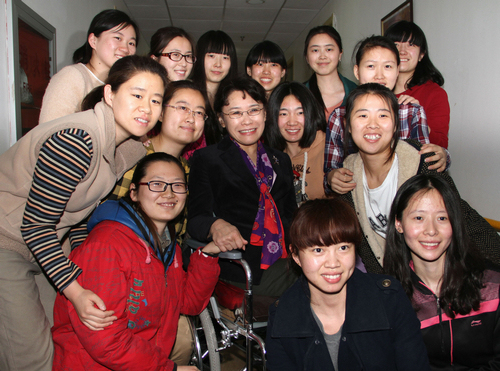 图为张海迪与北京联大特教学院听力残疾学生合影
