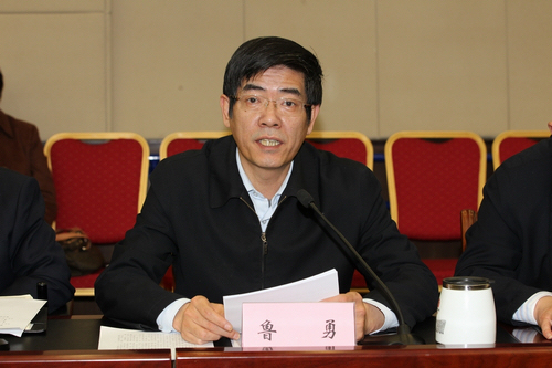 图为鲁勇同志传达国务院第二次廉政会议精神