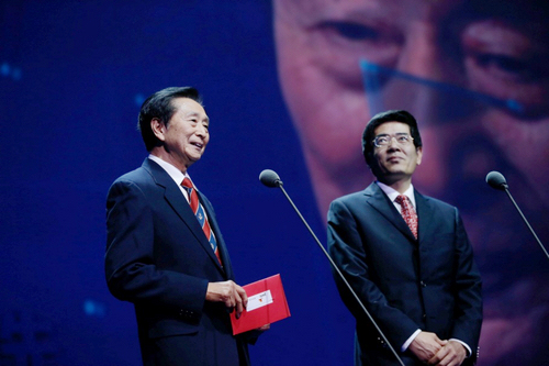 图为中国残联党组书记、理事长鲁勇与著名体育解说员宋世雄在为残疾人体育精神奖颁奖前致颁奖词