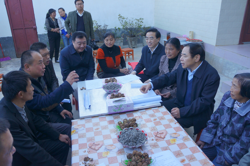 图为调研组与云南省临沧市基层党组织结对帮扶残疾人家庭座谈