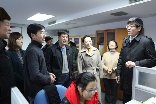 图为鲁勇一行和北京市残联的相关同志就信息化工作边调研边交流