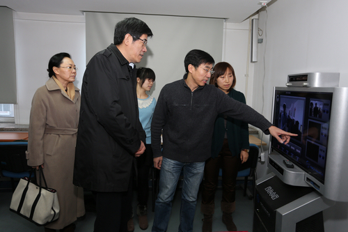 图为鲁勇一行了解北京市残联各业务系统及一卡通项目的建设情况