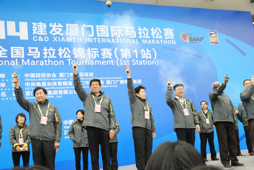 图为2014厦门国际马拉松暨轮椅半程马拉松赛仪式上，鲁勇为赛事鸣枪发令
