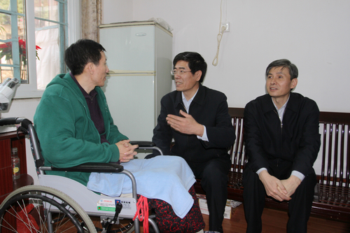 图为鲁勇及福建省副省长洪捷序走访慰问福州市台江区特困残疾人