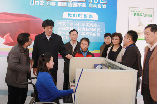 图为鲁勇一行参观福建省启能研究指导中心话务坊