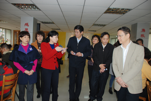图为鲁勇一行考察厦门市思明区福乐家园