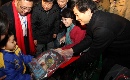图为张海迪看望受助肢残儿童并送上新年祝福和礼物