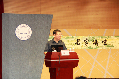 图为吴军同志主讲