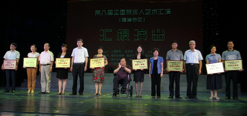 图为领导为各代表队颁奖