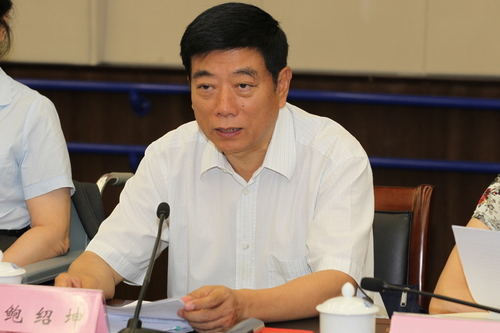 图为中央党的群众路线教育实践活动第18督导组副组长鲍绍坤出席大会并对残联领导班子、党员领导干部进行民主评议有关工作说明