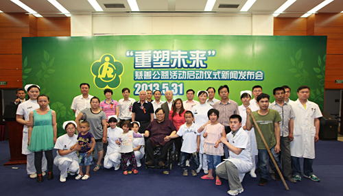 图为发布会后合影
