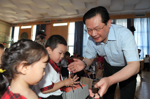 图为孙先德副理事长向听障儿童赠送玩具和体育用品