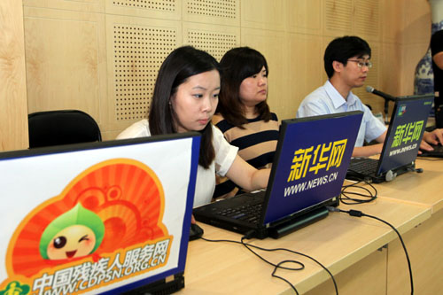 图为新华网对活动进行全程网上无障碍直播