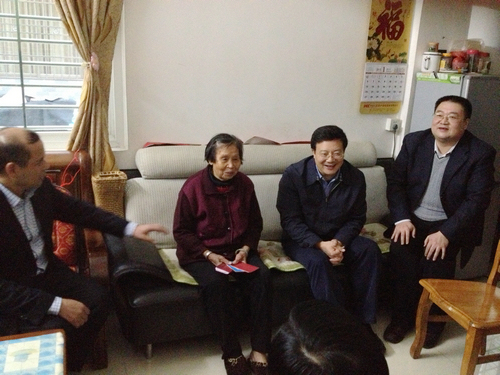 图为深入村镇走访参保家庭