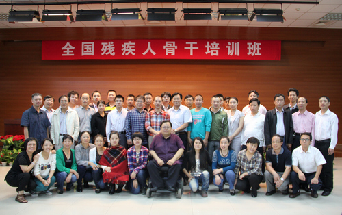 图为结业式上与会领导和学员合影