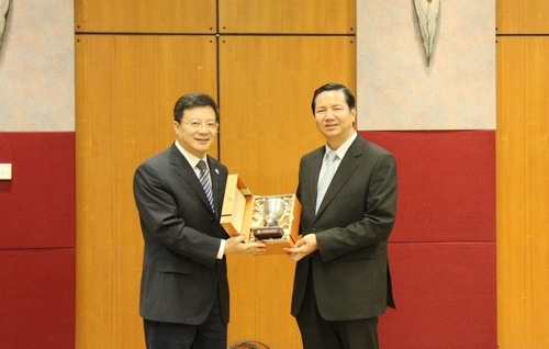 图为中国残联副理事长贾勇与澳门特别行政区政府社会文化司司长张裕合影