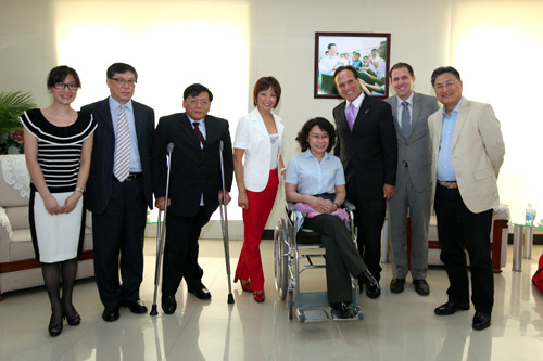 图为张海迪与美国圣迭戈交响乐团首席执行官爱德华·吉尔一行合影