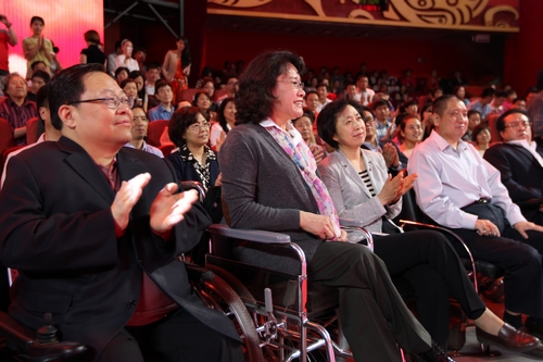 图为张海迪主席观看节目演出