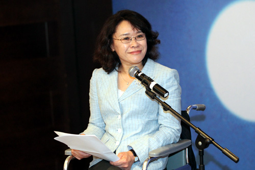 图为中国残联主席张海迪在首发仪式上致辞