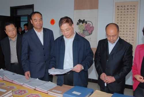 图为王新宪查阅农村残疾人工作档案资料