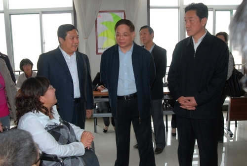 图为王新宪调研残疾人就业培训机构