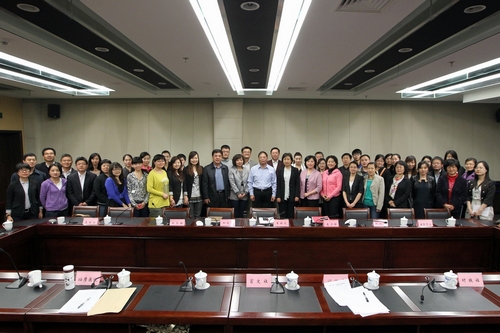 图为座谈会后与会领导和青年代表合影