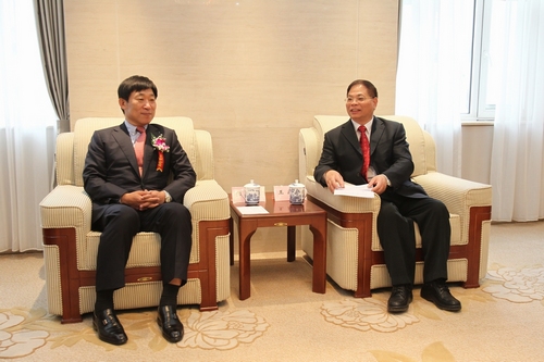 图为中国残联党组书记、理事长王新宪与三星集团公司总裁张元基先生会谈