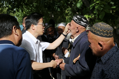 图为调研组在于田县阿羌乡敬老院看望集中托养贫困残疾人