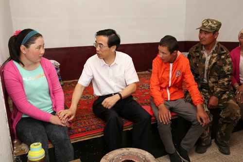 图为调研组在兵团十三师红山农场走访贫困残疾人家庭