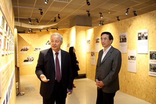 图为中国残联领导参观长春大学特教学院30年成就展