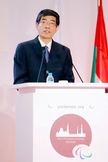 图为鲁勇书记在会上作报告
