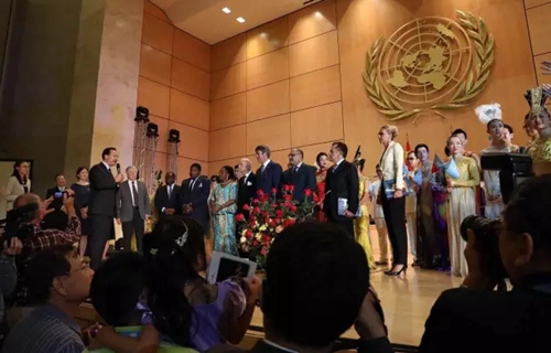 图为各国驻日内瓦外交官会见中国残疾人艺术团演职员