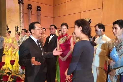 图为演出结束后，马朝旭大使赞扬中国残疾人艺术团的精彩表演