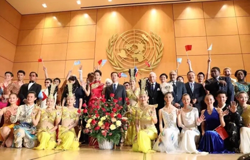 图为各国驻日内瓦外交官和演职人员合影