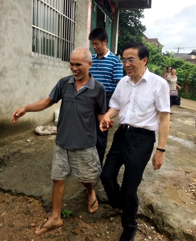 “走，带你去看看我的猪舍”（图为调研组在龙州县上金乡全盲村民陆伟军家里探访）