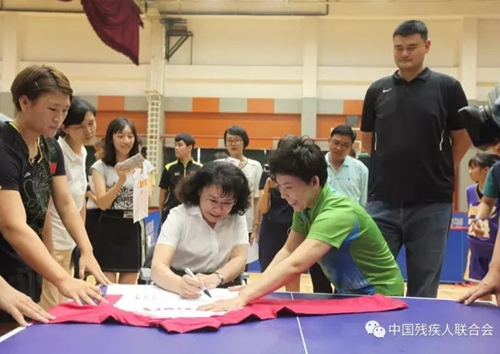 图为海迪主席在活动现场