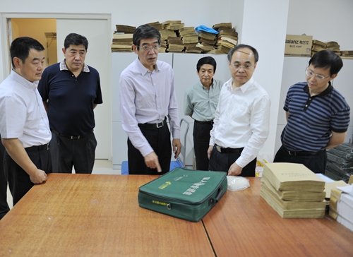 图为鲁勇在中国盲文出版社进行检查